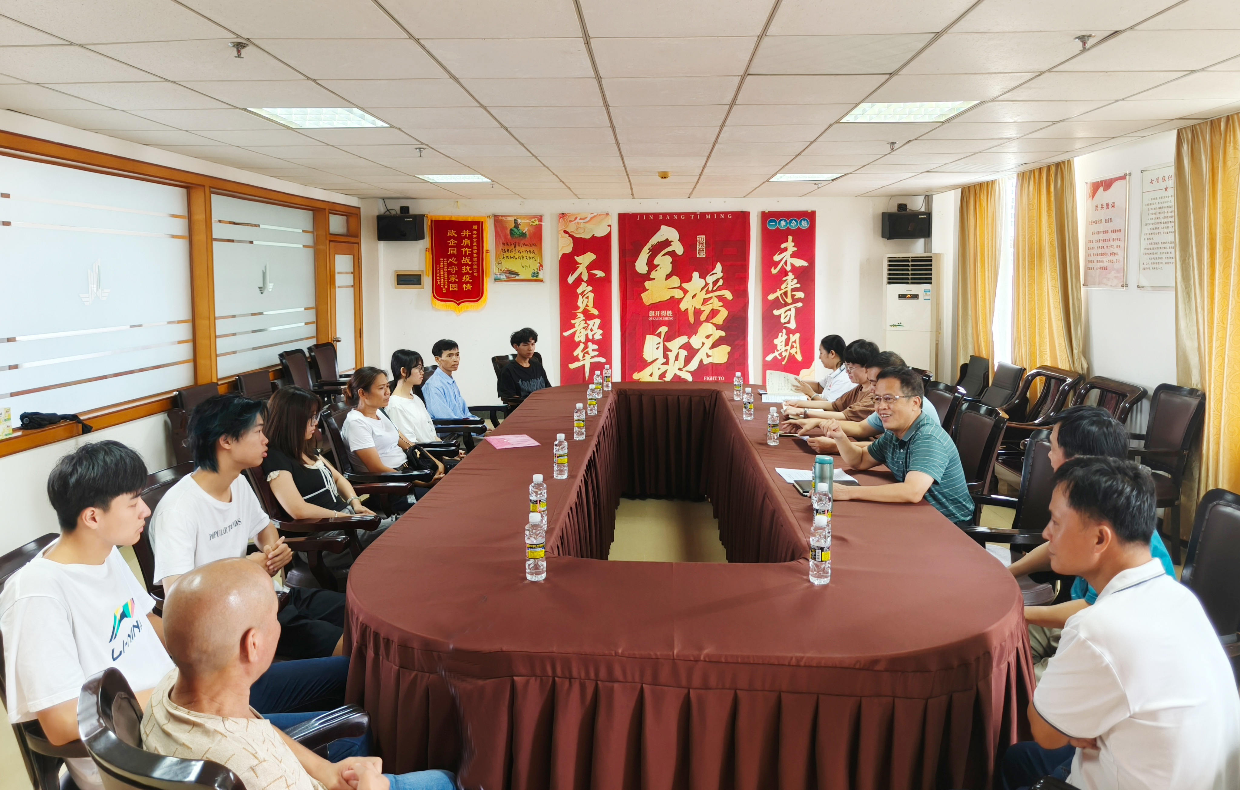 女人张开腿让男人添