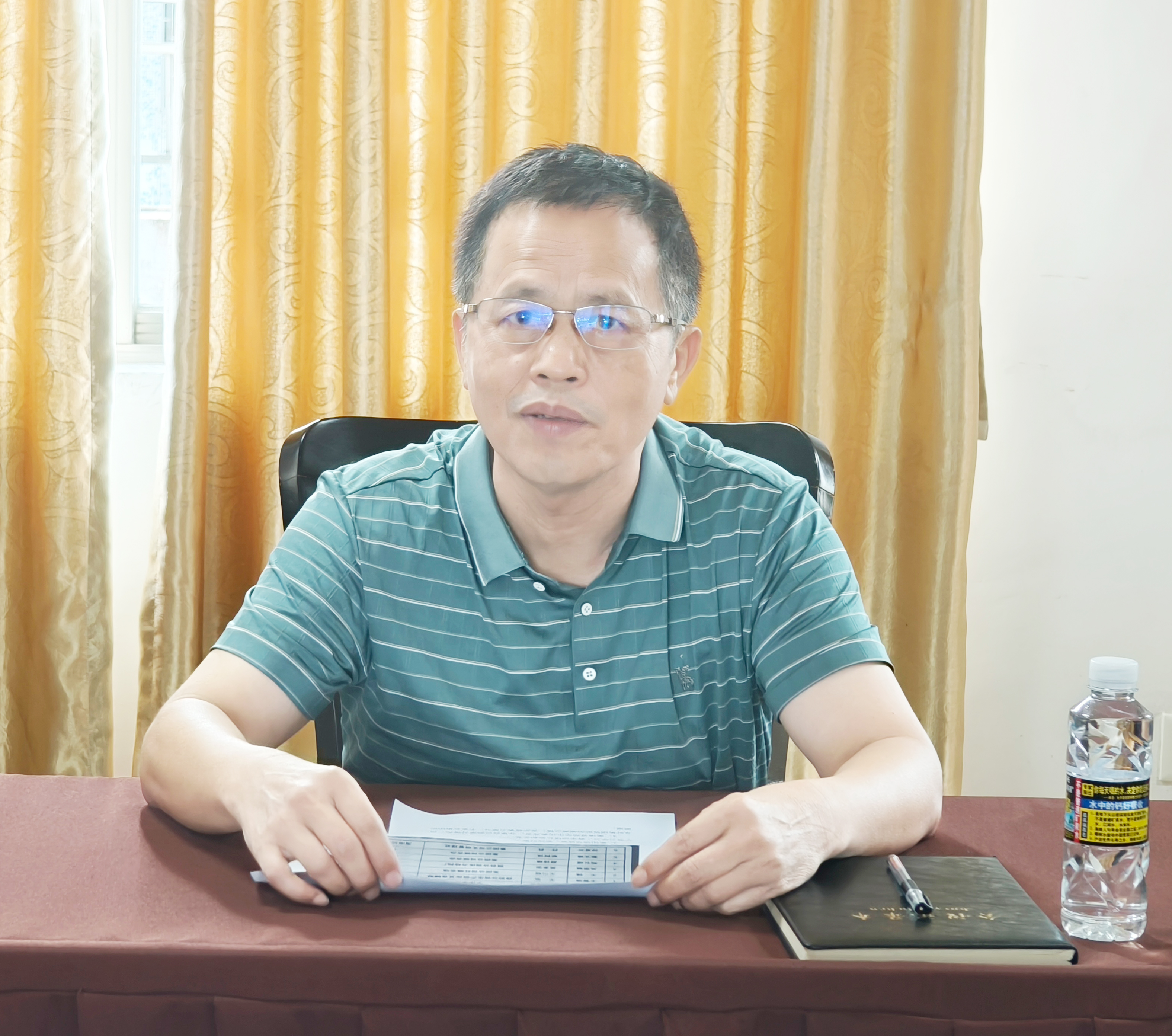 女人张开腿让男人添