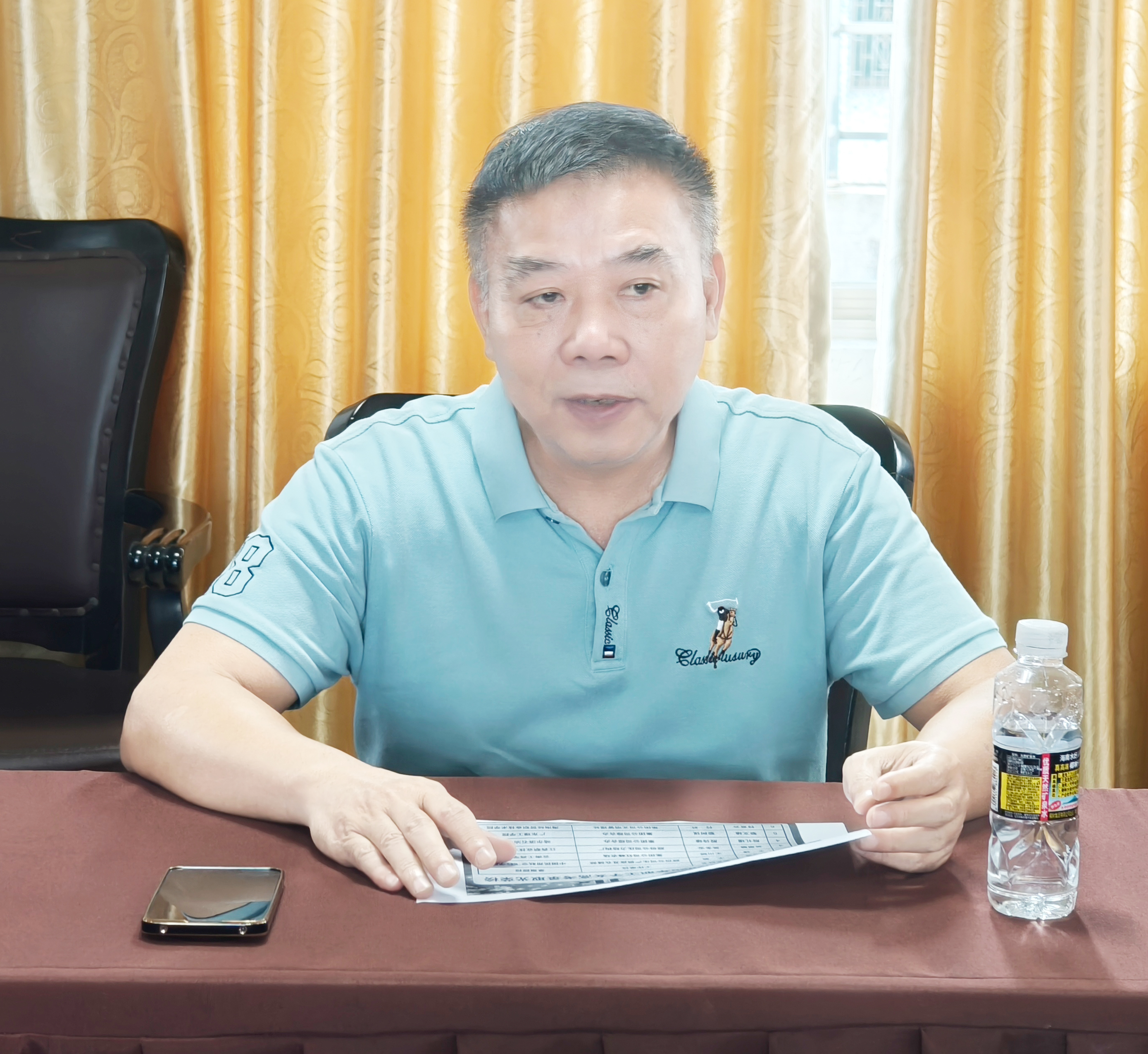 女人张开腿让男人添