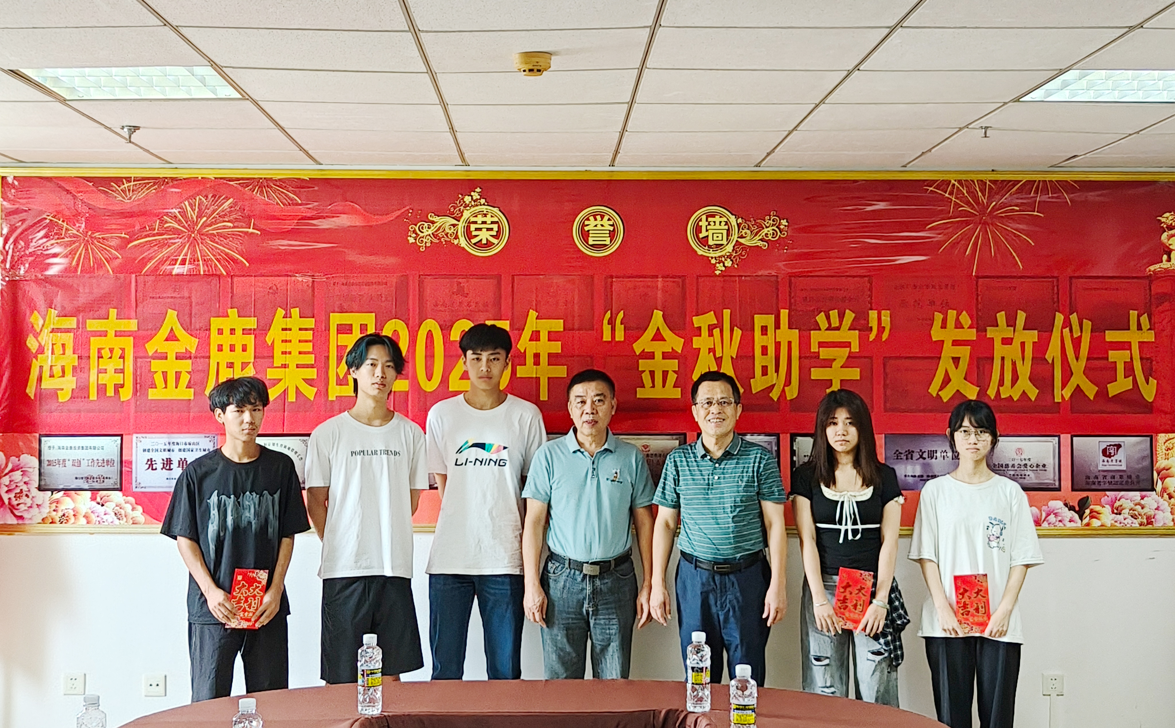 女人张开腿让男人添