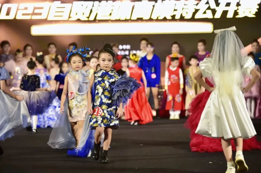 女人张开腿让男人添