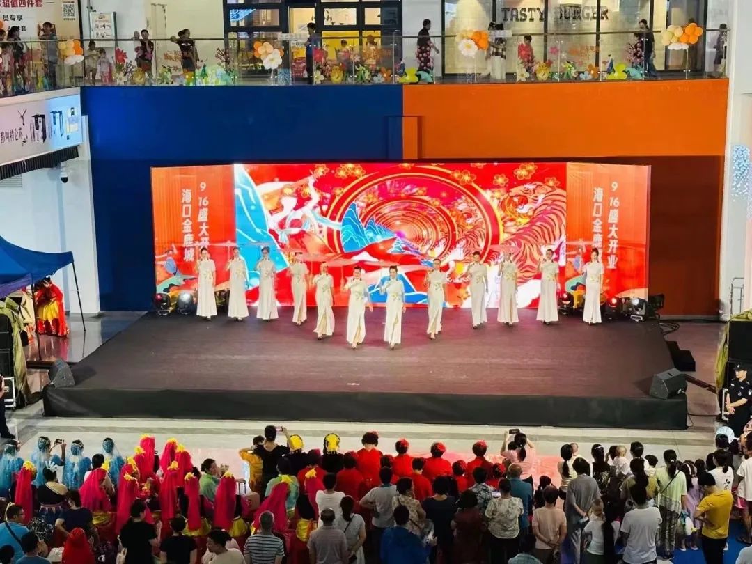 女人张开腿让男人添