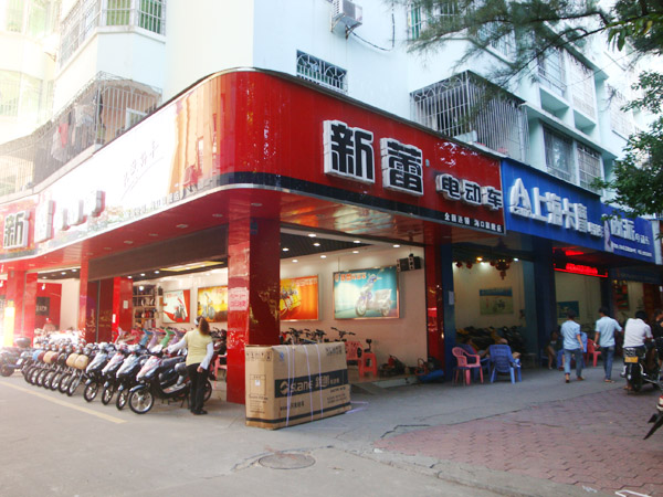 女人张开腿让男人添