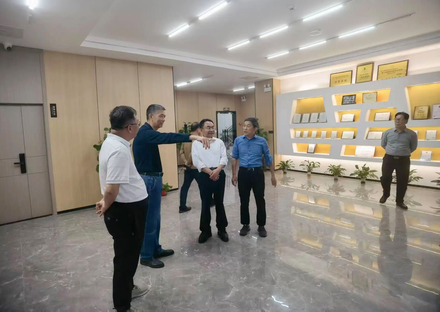 女人张开腿让男人添