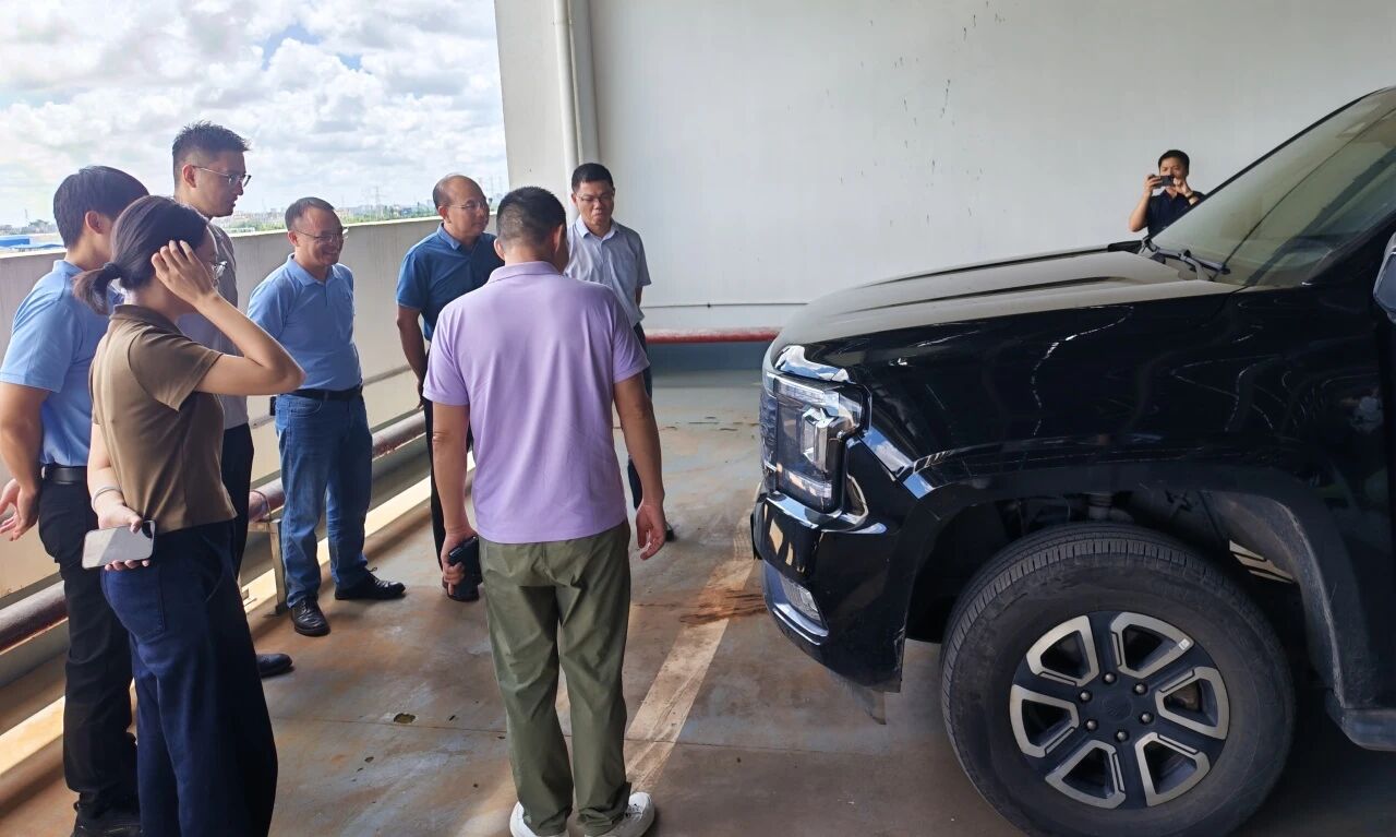 女人张开腿让男人添