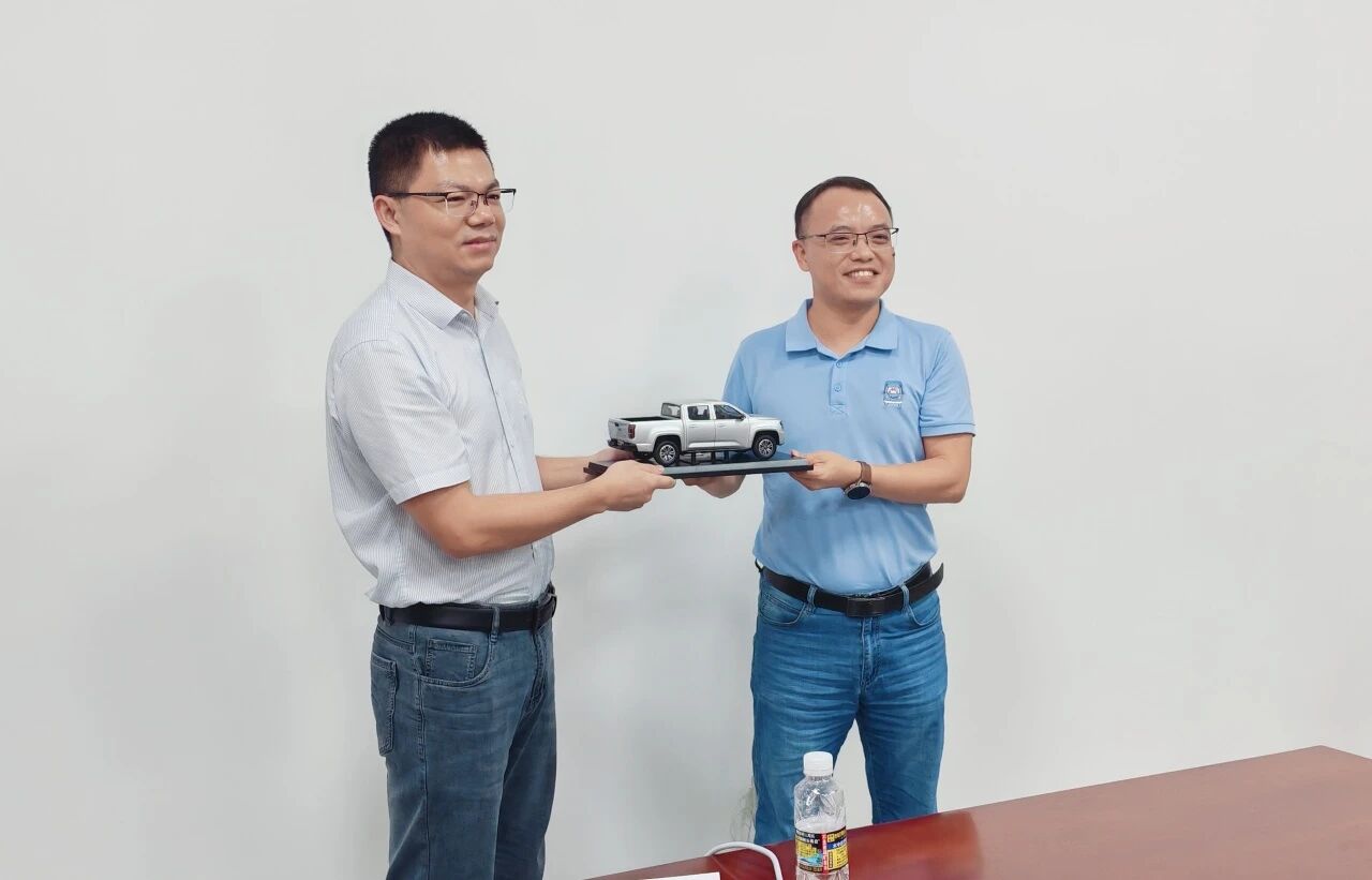 女人张开腿让男人添