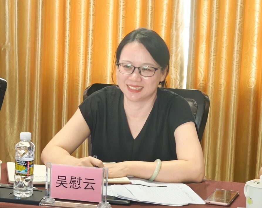 女人张开腿让男人添