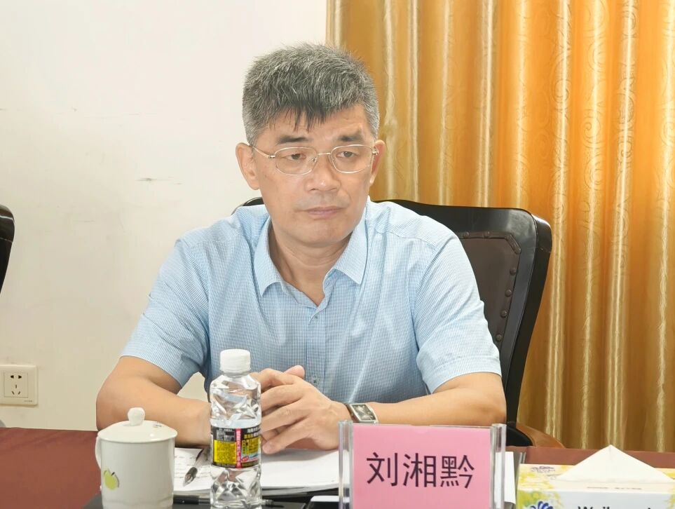 女人张开腿让男人添