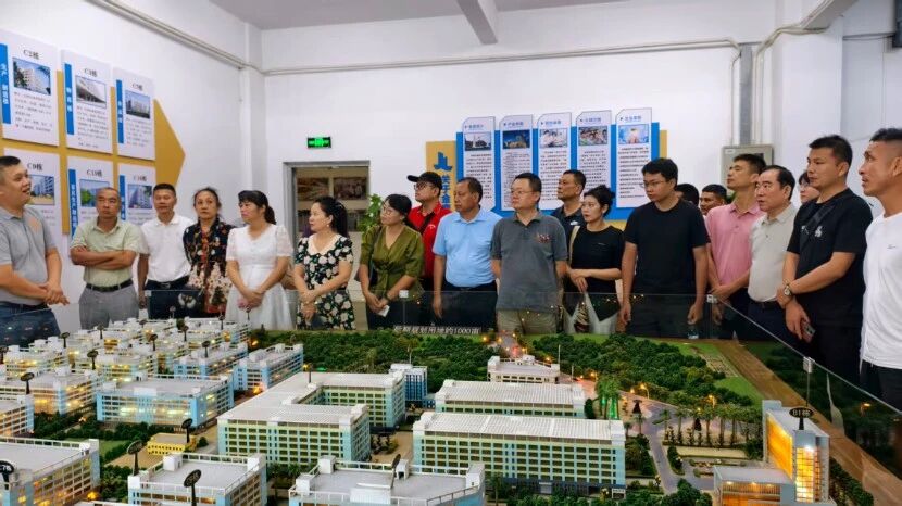 女人张开腿让男人添