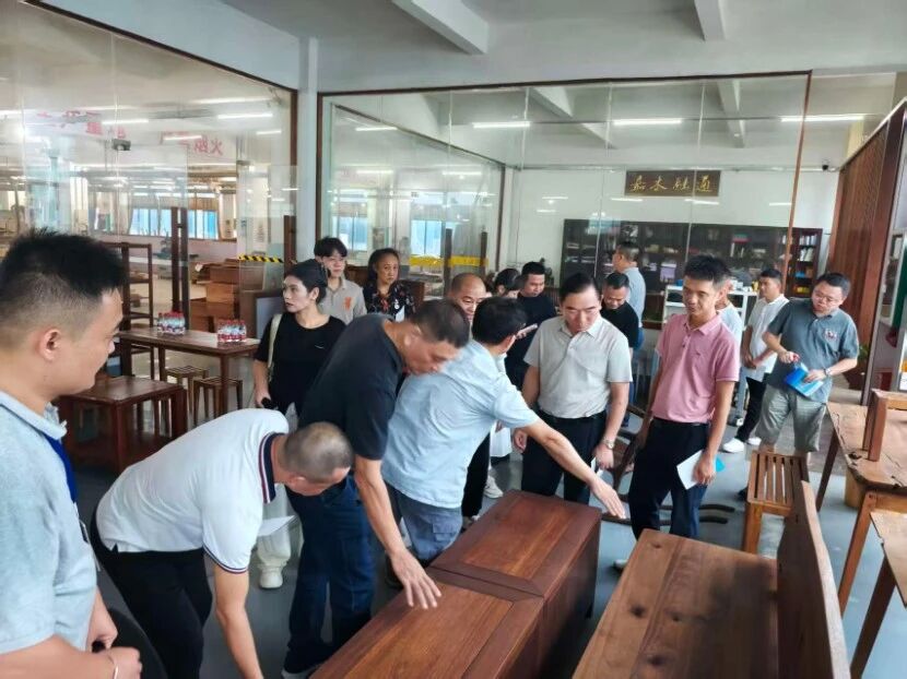 女人张开腿让男人添